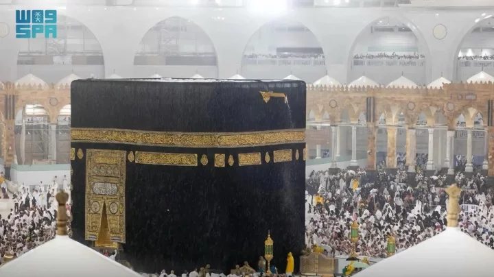 ভারী বৃষ্টির মধ্যেই কাবা শরীফে প্রার্থনা