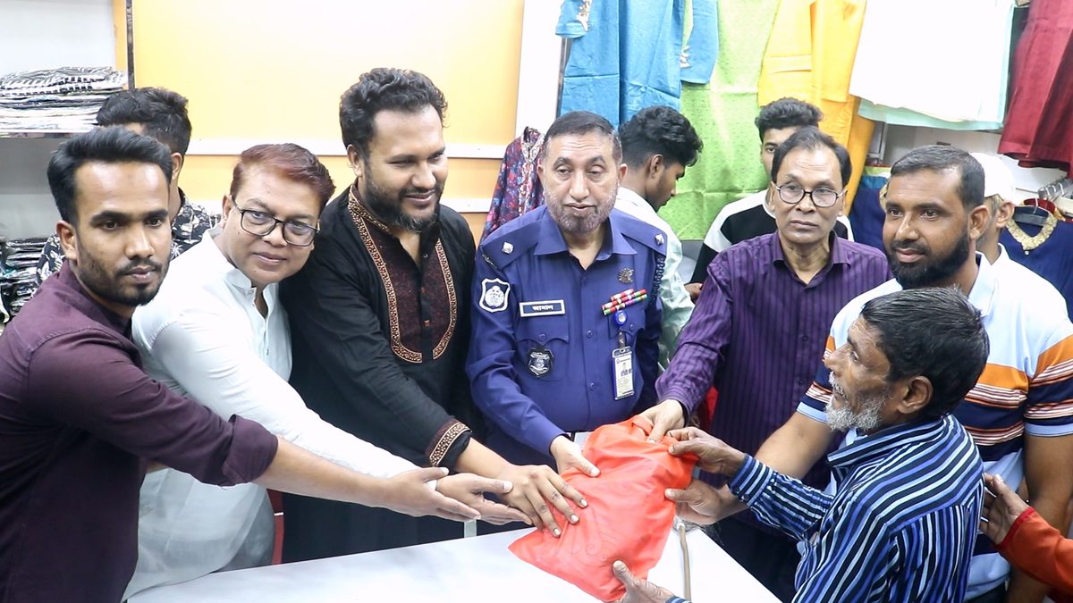 কুমারখালীতে ব্যতিক্রমী দোকান উদ্বোধন,টাকা ছাড়াই মিলছে পোশাক