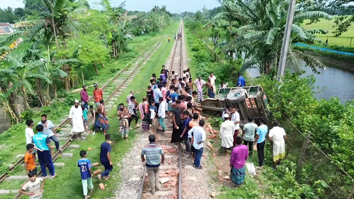 জামালপুরে ট্রেনের ধাক্কায় ভটভটি চালকের মৃত্যু