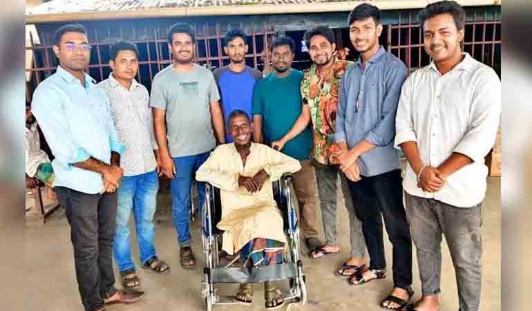 হুইল চেয়ার দিয়ে প্রতিবন্ধী ডাবলুর মুখে হাসি ফুটালেন ছাত্রলীগ নেতা ইসমাইল