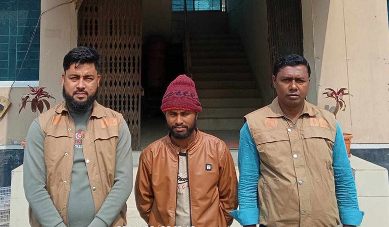 মাদক দিয়ে অন্যকে ফাঁসাতে গিয়ে ফেঁসে গেলেন নিজেই