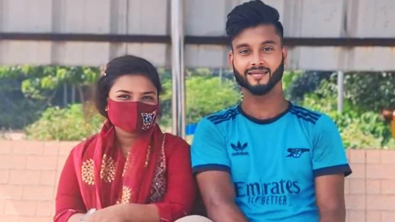 বিয়ের দাবিতে প্রেমিকের বাড়িতে প্রেমিকার অবস্থান