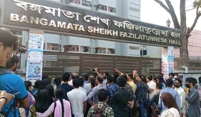 রাবিতে ছাত্র উপদেষ্টাকে অবরুদ্ধ করে শিক্ষার্থীদের আন্দোলন