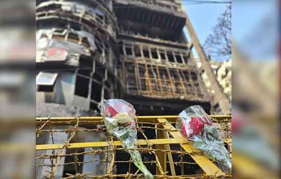 বেইলি রোডে পোড়া ভবনের সামনে ফুল হাতে শিক্ষার্থীরা
