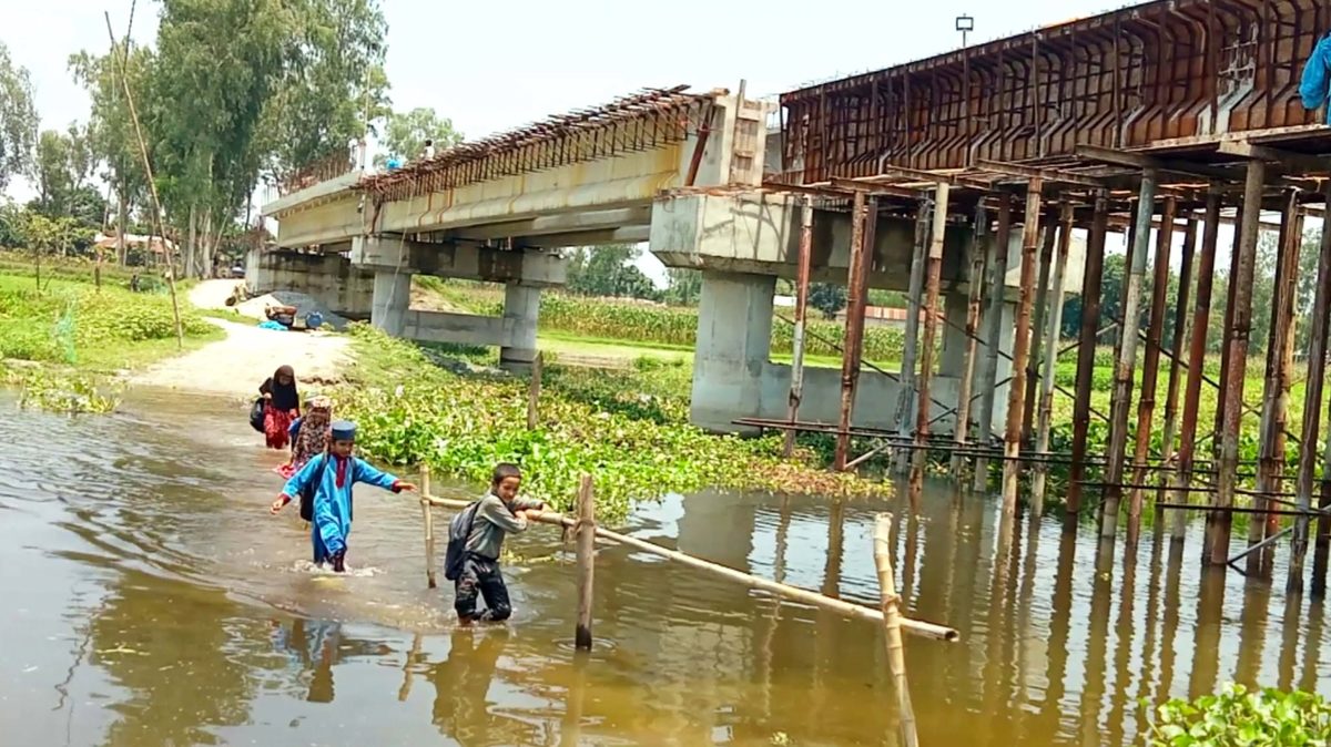 সময় বাড়িয়েও শেষ হয়নি সেতুর নির্মাণ কাজ,ভোগান্তিতে শিক্ষার্থীসহ সহস্রাধিক মানুষ