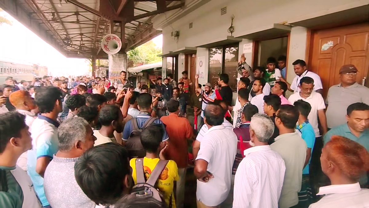 কুমারখালীতে ঢাকাগামী ট্রেনের যাত্রাবিরতির দাবিতে ট্রেন অবরোধের চেষ্টা