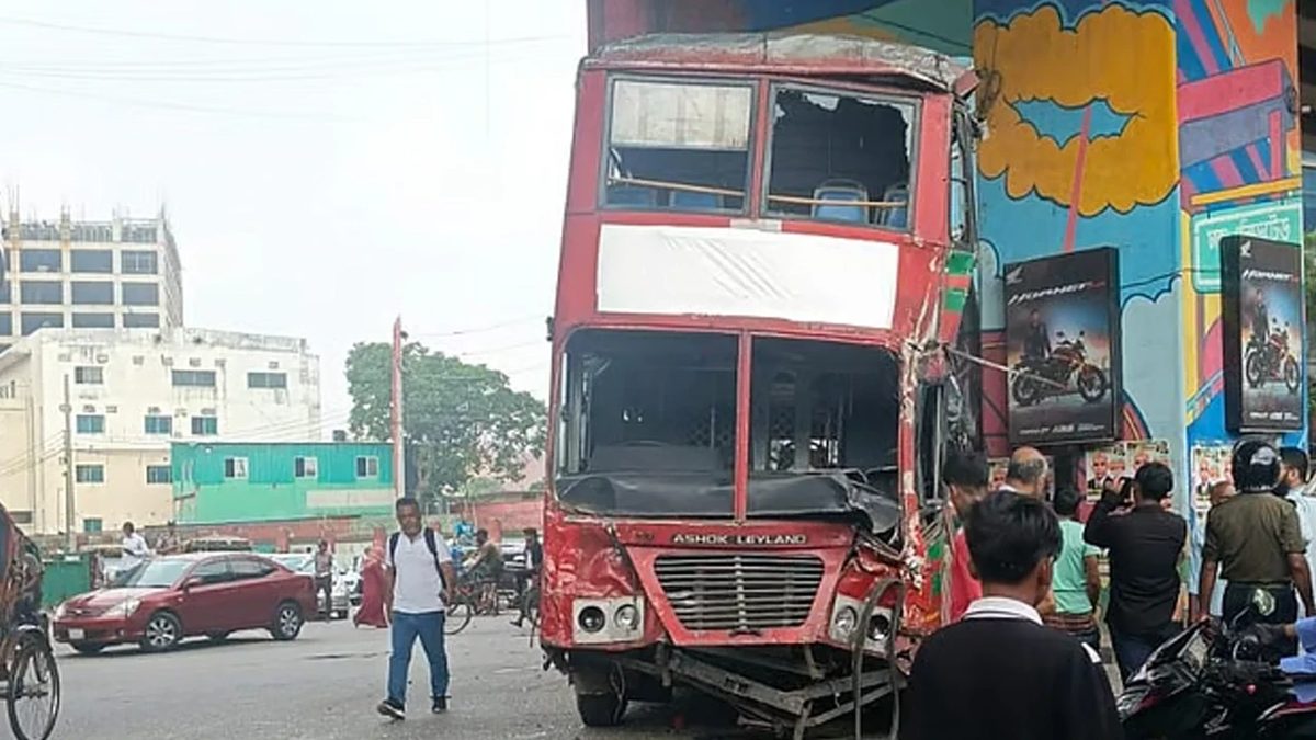 রাজধানীতে দুর্ঘটনার কবলে ঢাবির বাস ‘ক্ষণিকা’, আহত কয়েক শিক্ষার্থী