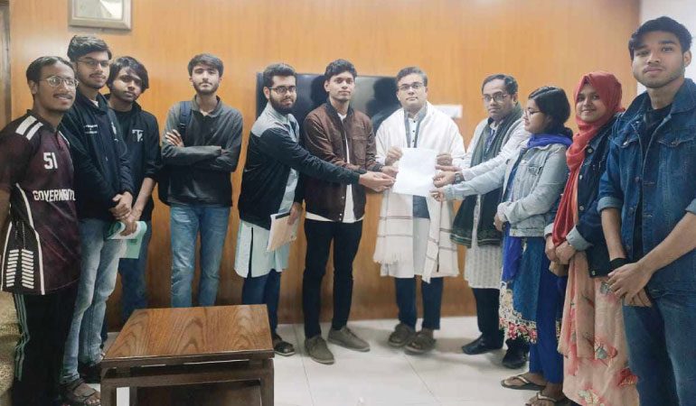 জাবিতে মাদক নির্মূলে লাল-সবুজ উন্নয়ন সংঘের ৪ দফা দাবিতে স্মারকলিপি প্রদান