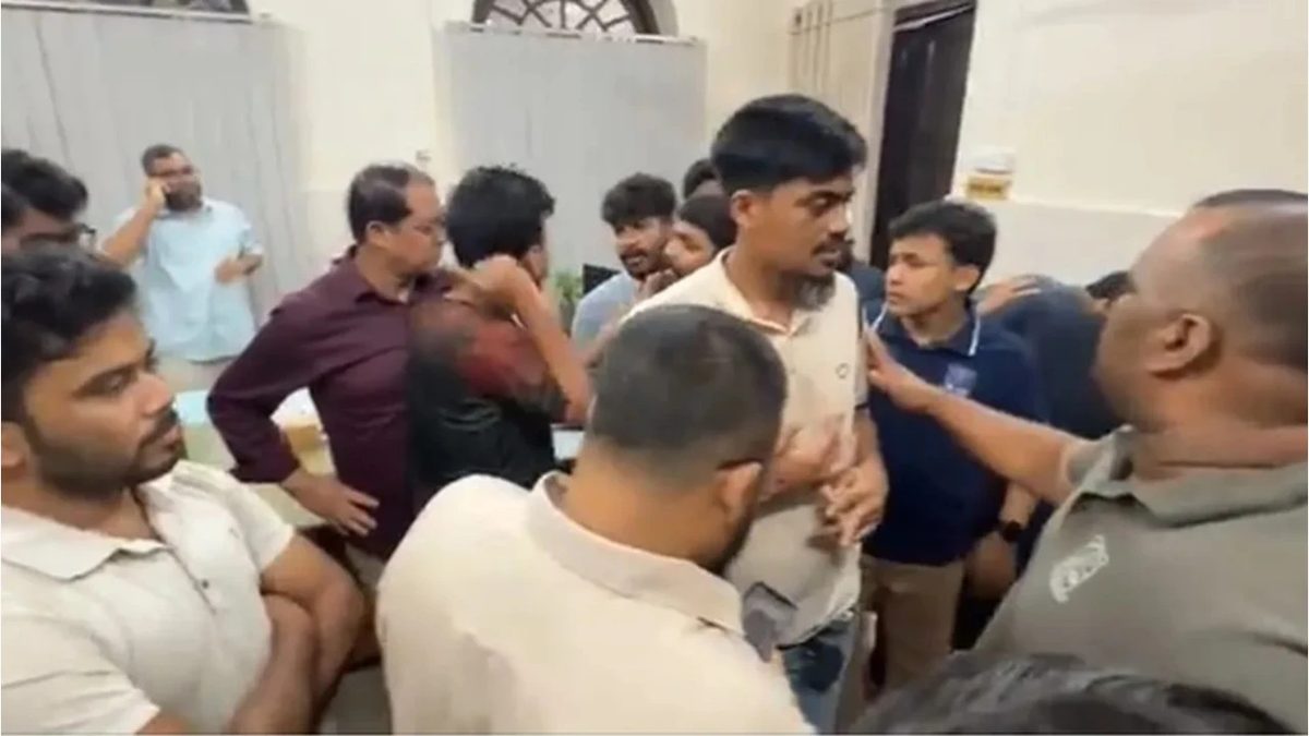 ঢাবিতে শিবির-ছাত্রদল মুখোমুখি অবস্থান, উত্তেজনা