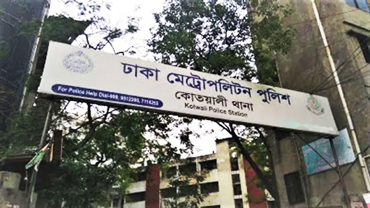 তাঁতী বাজারে ফল ব্যবসায়ীর ৭০ লাখ টাকা ছিনতাই