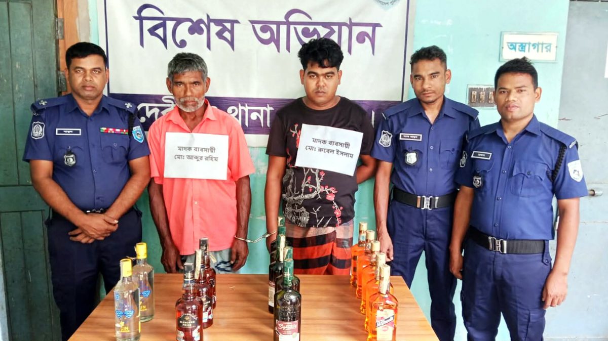পঞ্চগড়ে ১৫ বোতল বিদেশি মদসহ বাবা-ছেলে আটক