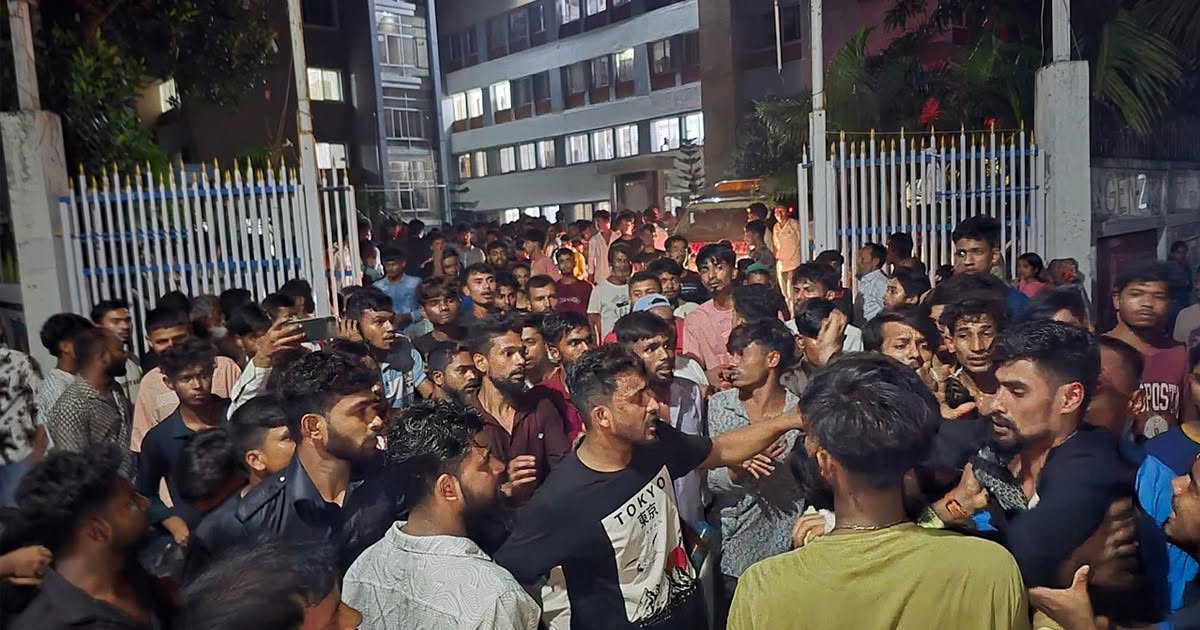 নারায়ণগঞ্জে ছিনতাইকারীর ছুরিকাঘাতে যুবকের মৃত্যু, থানায় বিক্ষোভ