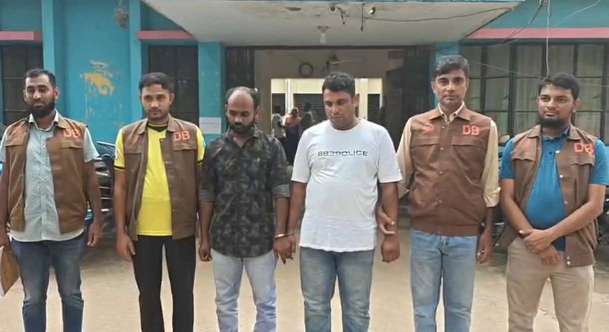 পুলিশে চাকরির প্রলোভনে ২৫ লাখ টাকার চুক্তি, ডিবির অভিযানে দুই প্রতারক গ্রেপ্তার