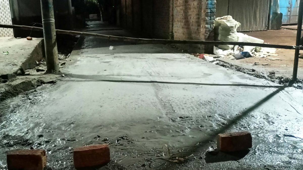 রাতের আঁধারে ২১ লাখ টাকার সড়কের ঢালাই,নজরদারি নিয়ে প্রশ্ন