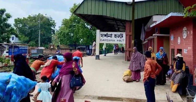 শিশুসন্তানকে প্ল্যাটফর্মে রেখে চলন্ত ট্রেনের নিচে ঝাঁপ দিলেন মা