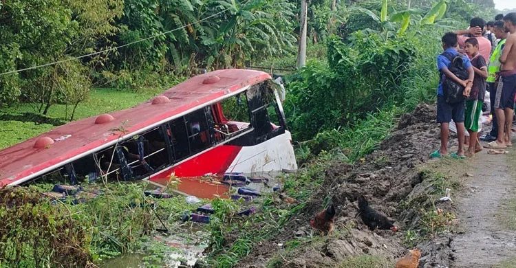 ভাঙ্গায় নিয়ন্ত্রণ হারিয়ে যাত্রীবাহী বাস খাদে,আহত ২১