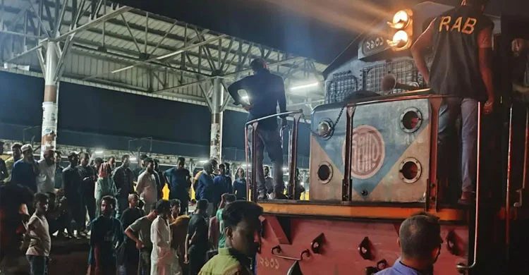 আখাউড়ায় মালবাহী ট্রেনের ইঞ্জিনে বস্তাভর্তি গাঁজা, ট্রেনচালক আটক