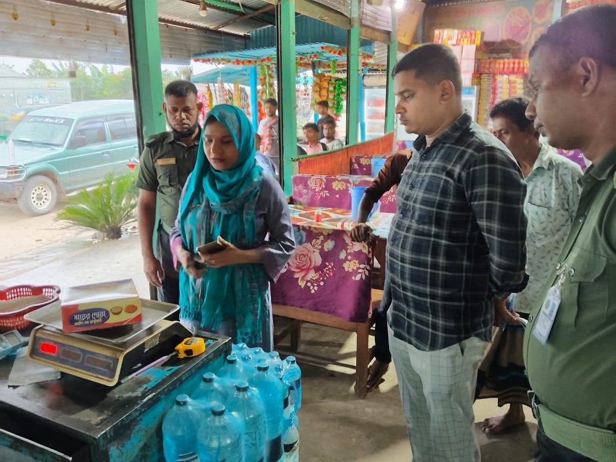 পর্যটকদের নিরাপদ খাদ্য নিশ্চিত করতে হোটেল-রেস্তোরাঁয় মনিটরিং অভিযান