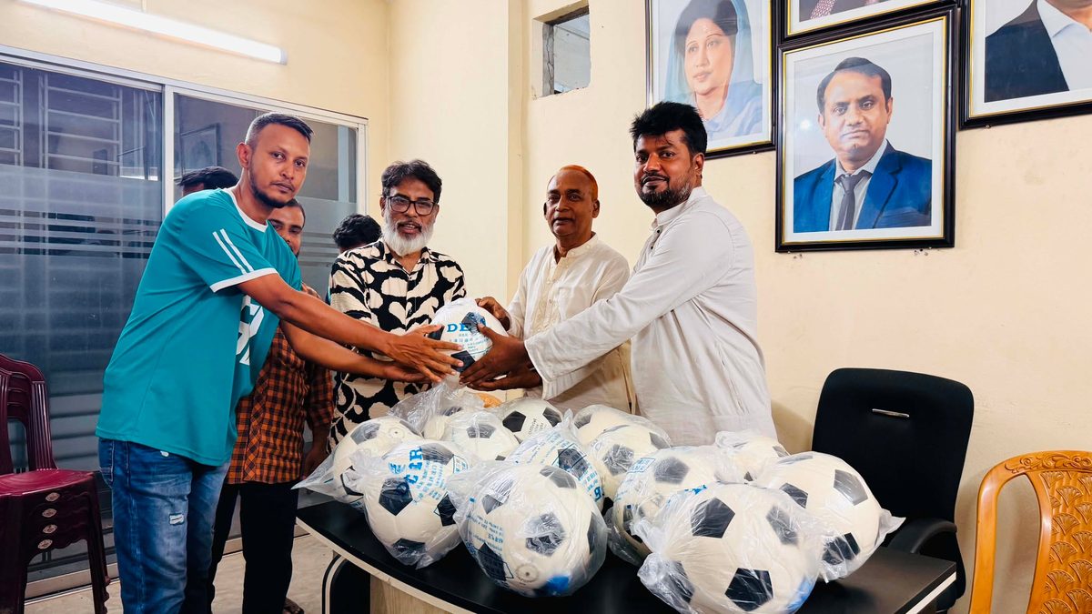 কুমারখালীতে বিভিন্ন ক্লাবে ফুটবল উপহার দিলেন মেয়র প্রার্থী সবুজ