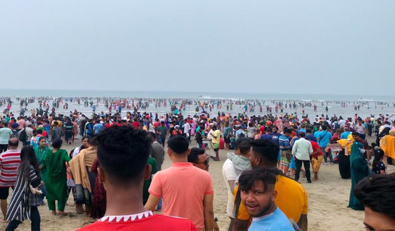 কক্সবাজারে ঠাঁই নেই হোটেলে,বিপাকে হাজারো পর্যটক