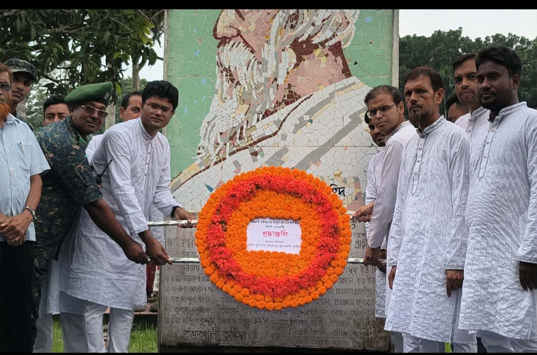 বিশ্বকবির প্রয়াণ দিবসে কুঠিবাড়িতে কবির ম্যুরালে পুষ্পমাল্য অর্পণ