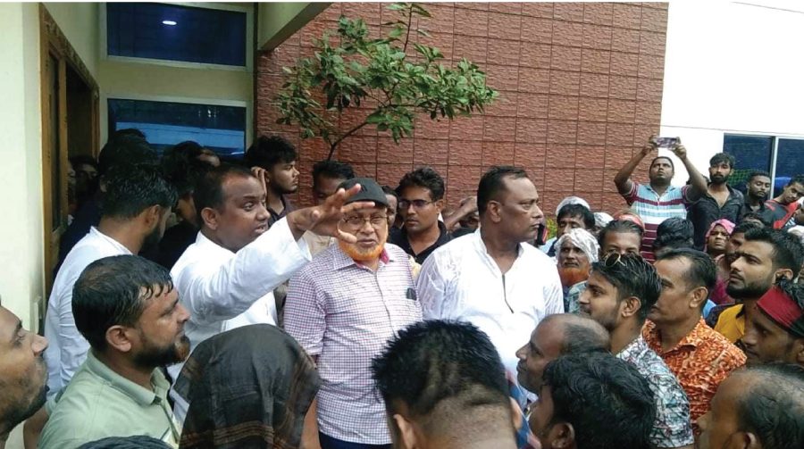 এশিউর গ্রুপের চেয়ারম্যানকে বরণ করতে বিএনপি নেতাকর্মীদের ঢল