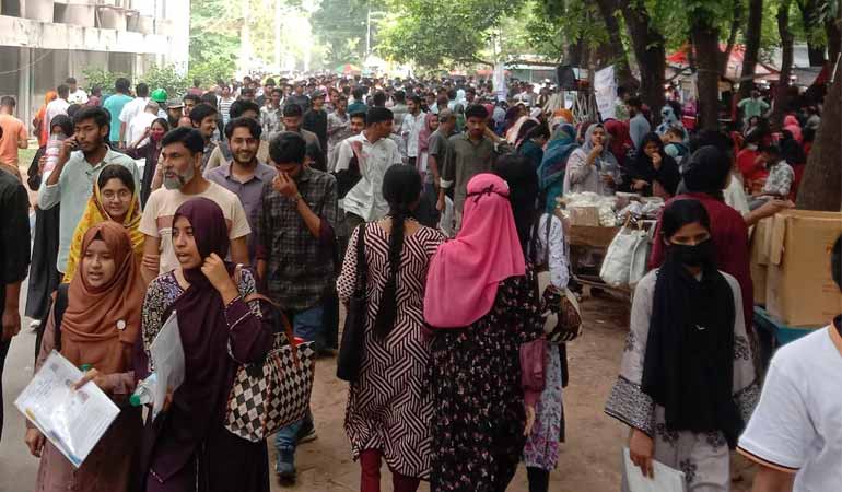 পরীক্ষার্থীদের সহয়তায় তৎপর রাজনৈতিক ছাত্র সংগঠনগুলো,সন্তুষ্ট শিক্ষার্থীরা
