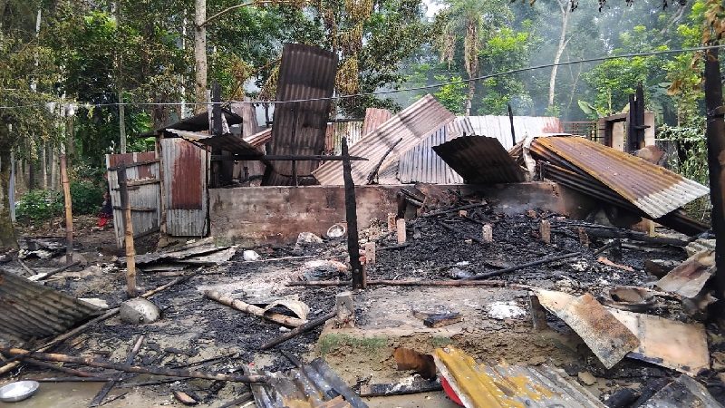 আ.লীগ সমর্থকের বাড়িতে আগুন দিল বিএনপি সমর্থক