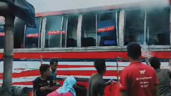আশুলিয়ায় যাত্রীবাহী বাসে আগুন দিল দুর্বৃত্তরা