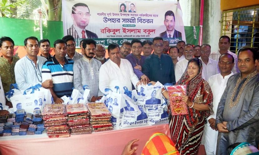 মন্দিরে মন্দিরে বিএনপি নেতা বকুলের পূজার উপহার