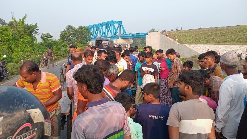 নড়াইলে গরু চোর সন্দেহে ৩ জনকে পিটিয়ে হত্যা