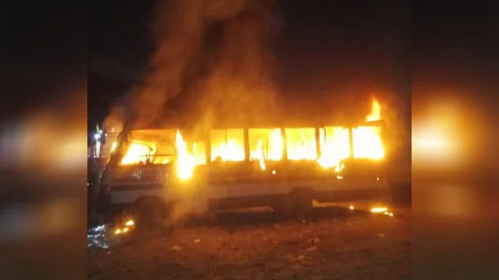 যাত্রাবাড়ীতে বাসে আগুন