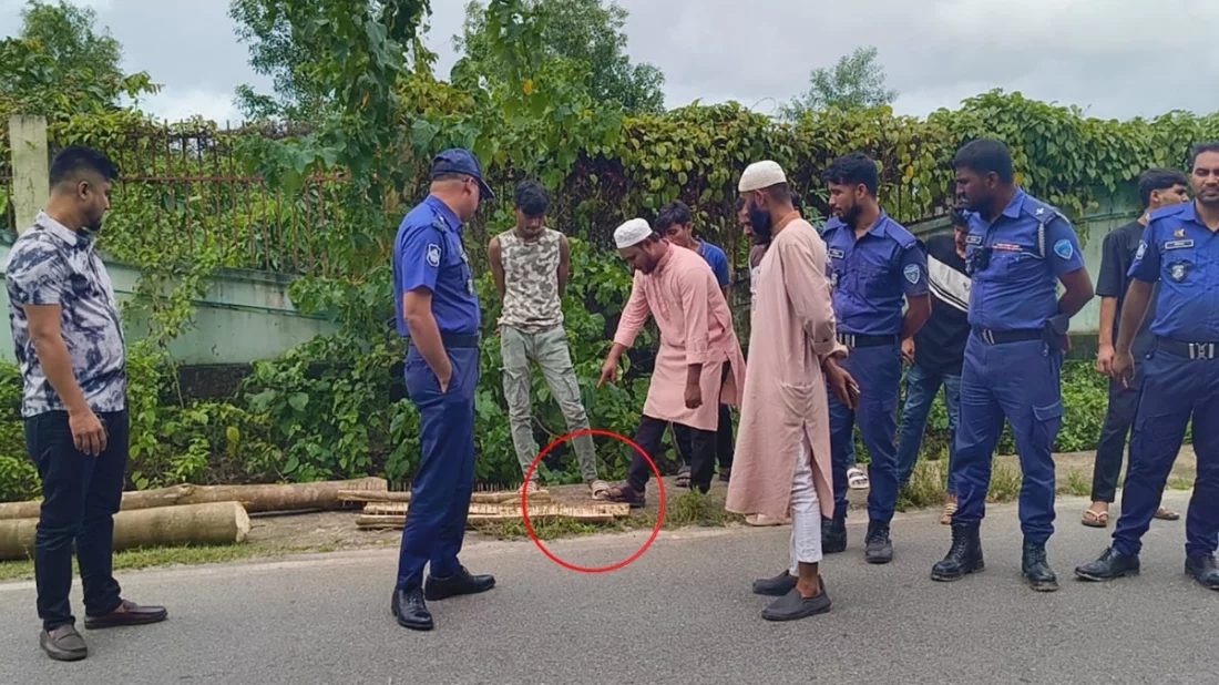 কক্সবাজারে দিনদুপুরে যাত্রীবাহী বাসে ডাকাতি, গুলিবর্ষণ