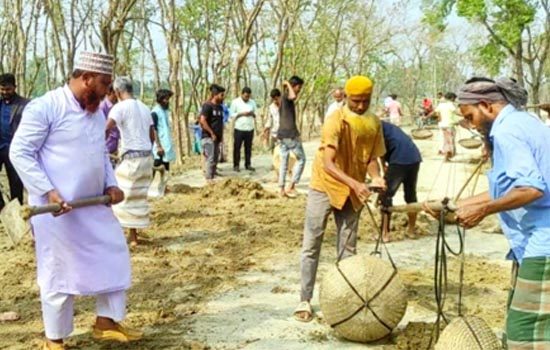 দেবীগঞ্জে জামায়াতে ইসলামীর উদ্যোগে রাস্তা সংস্কার