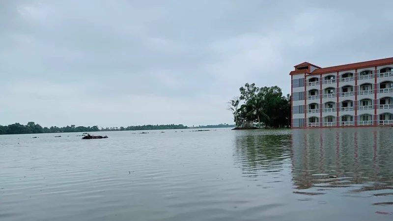 খুলনায় বেড়িবাঁধ ভেঙে ১৩ গ্রাম প্লাবিত, পানিবন্দি ১৫ হাজার মানুষ