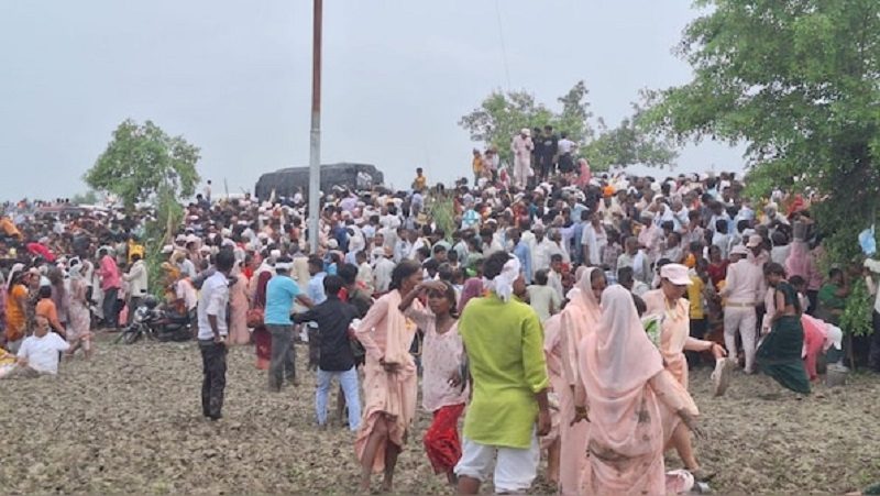 ভারতে ধর্মীয় অনুষ্ঠানে পদদলিত হয়ে নারী-শিশুসহ নিহত ৮৭