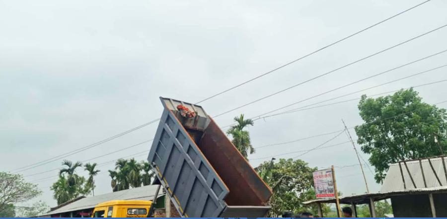 দেবীগঞ্জে ট্রাক মেরামতের সময় বিদ্যুৎস্পৃষ্টে মেকানিক নিহত