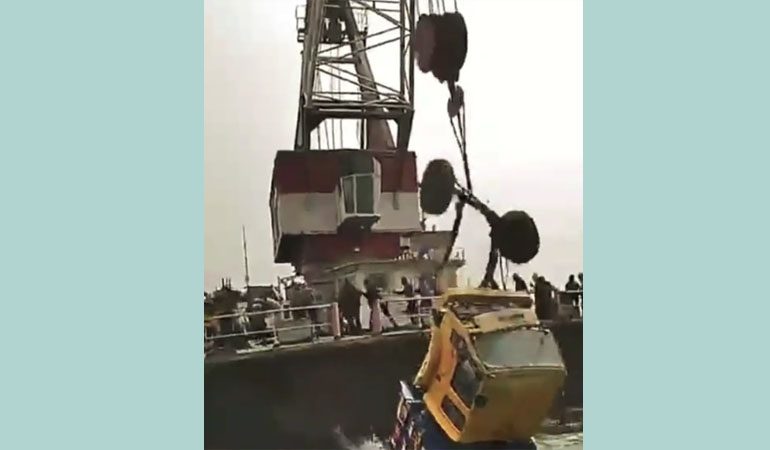 পদ্মায় ডুবে যাওয়া ট্রাক উদ্ধারের সময় দুর্ঘটনা