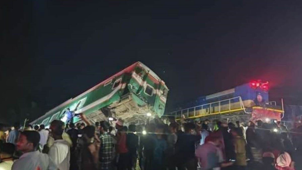 কুমিল্লায় ‘সোনার বাংলা’ ট্রেনের ৫টি বগি লাইনচ্যুত