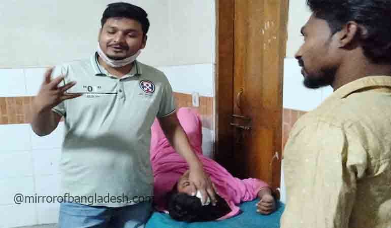 মোটরসাইকেলে ঘুরতে বেরিয়েছিলেন নবদম্পতি, প্রাণ গেল স্বামীর