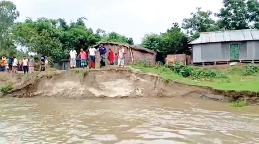 যমুনার পানি বিপৎসীমা ছুঁইছুঁই, বিলীন হচ্ছে নদীপাড়ের বসতভিটা