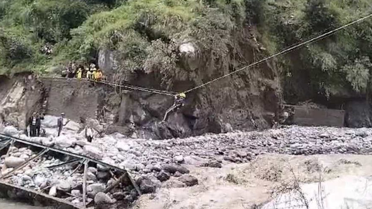 উত্তরাখণ্ডে ভারী বর্ষণে ভাঙল সেতু, আটকা ২০০ পুণ্যার্থী