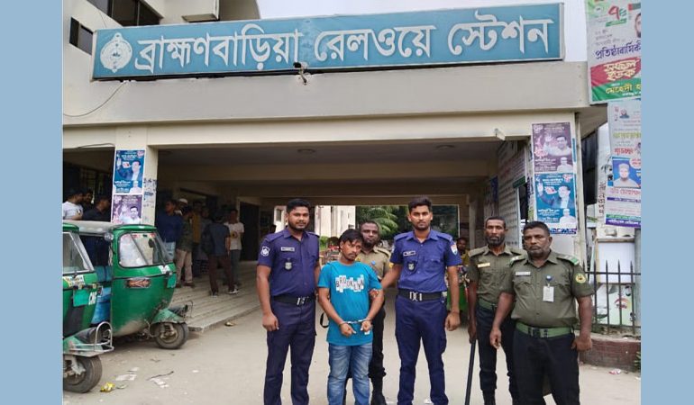 ৬০ টাকার ট্রেনের টিকিট ২৫০ টাকায় বিক্রি, আটক ১