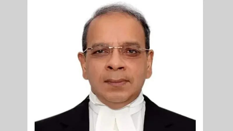 হাইকোর্টে বিচারপতিকে ডিম ছোড়ার ঘটনায় প্রধান বিচারপতির উদ্বেগ