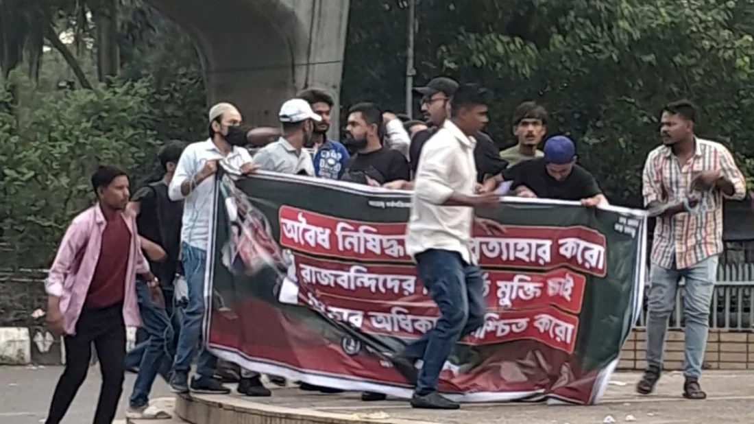 টিএসসিতে নিষিদ্ধ ছাত্রলীগের ঝটিকা মিছিল, গাড়িসহ আটক ২