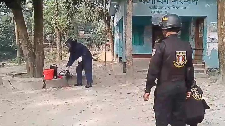 বোমা রেখে পালিয়ে গেল দুর্বৃত্তরা