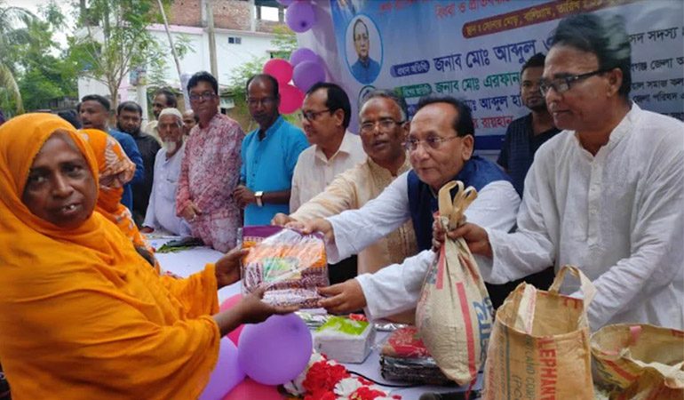 চাঁপাইনবাবগঞ্জে বিধবা-প্রতিবন্ধীদের মাঝে খাদ্য-বস্ত্র বিতরণ