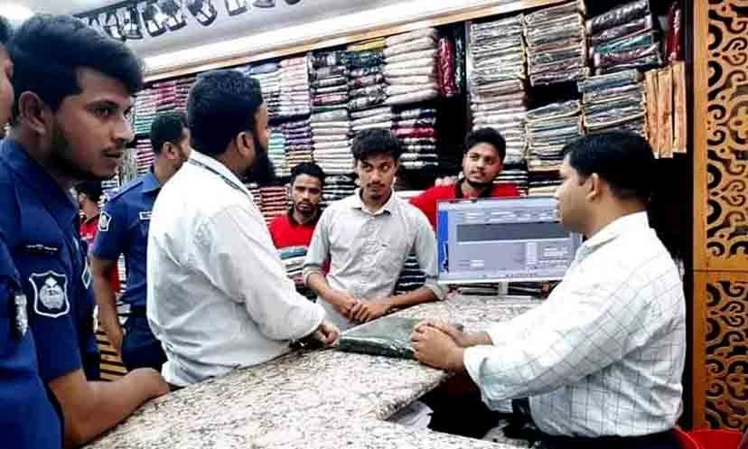 প্রায় কাপড়ে ৮০ শতাংশ লাভ! দুই 'শো রুম‌'কে জরিমানা