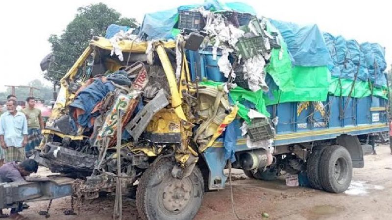দিনাজপুরে বাস-ট্রাকের মুখোমুখি সংঘর্ষ, নিহত ৫