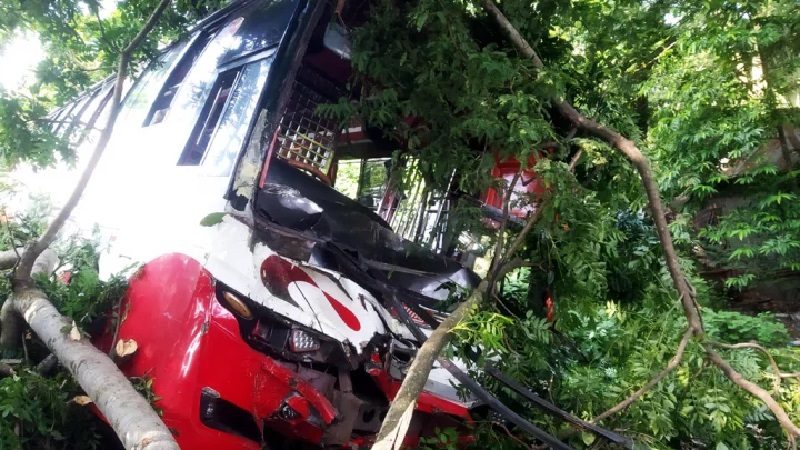 দুই বাসের মুখোমুখি সংঘর্ষে নিহত ১, আহত ১২